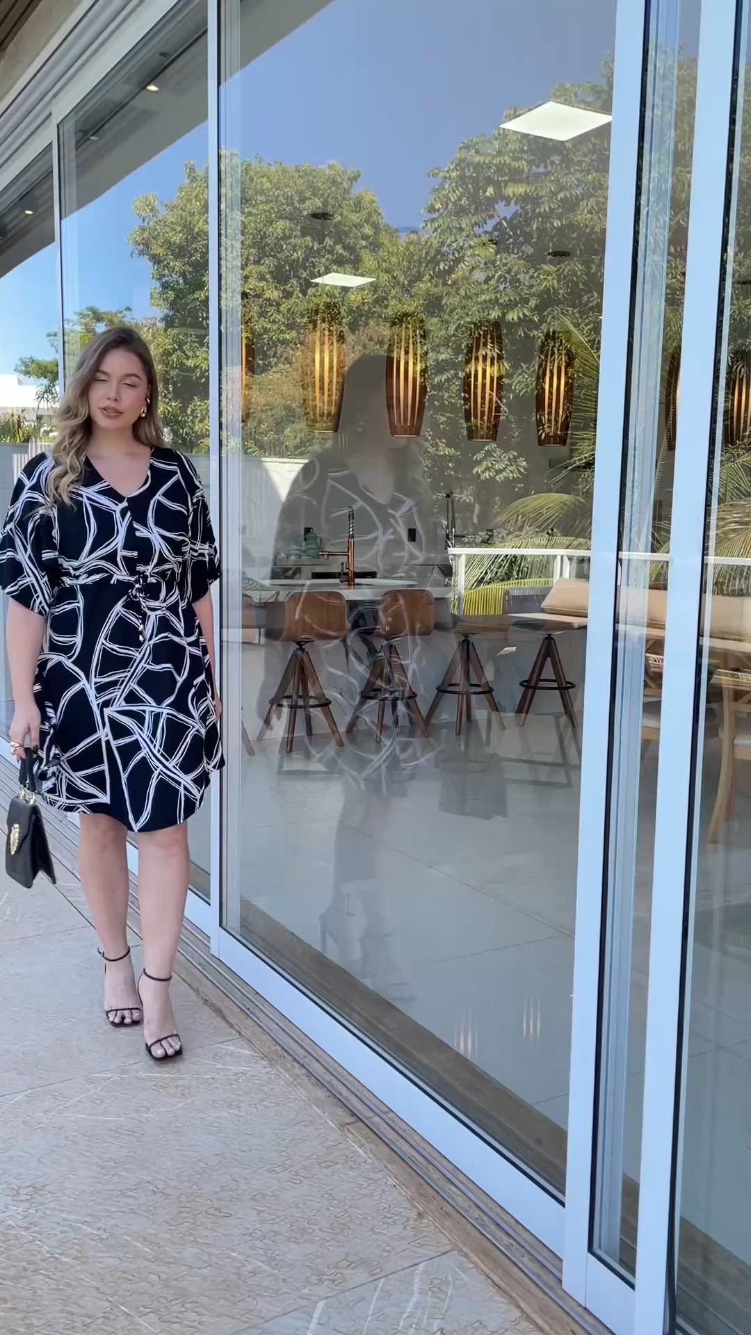 Vestido Curto Estampado com Manga