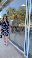 Vestido Curto Estampado com Manga