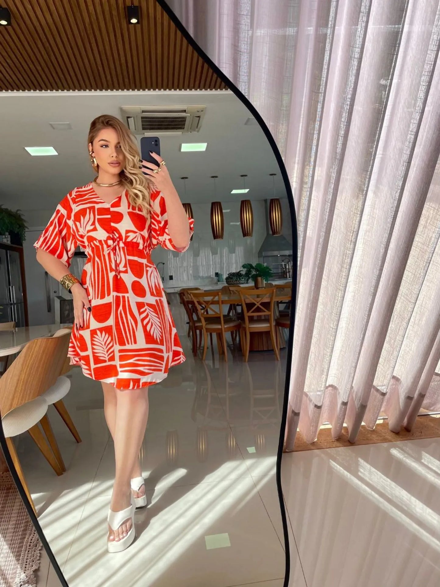 Vestido Curto Estampado com Manga