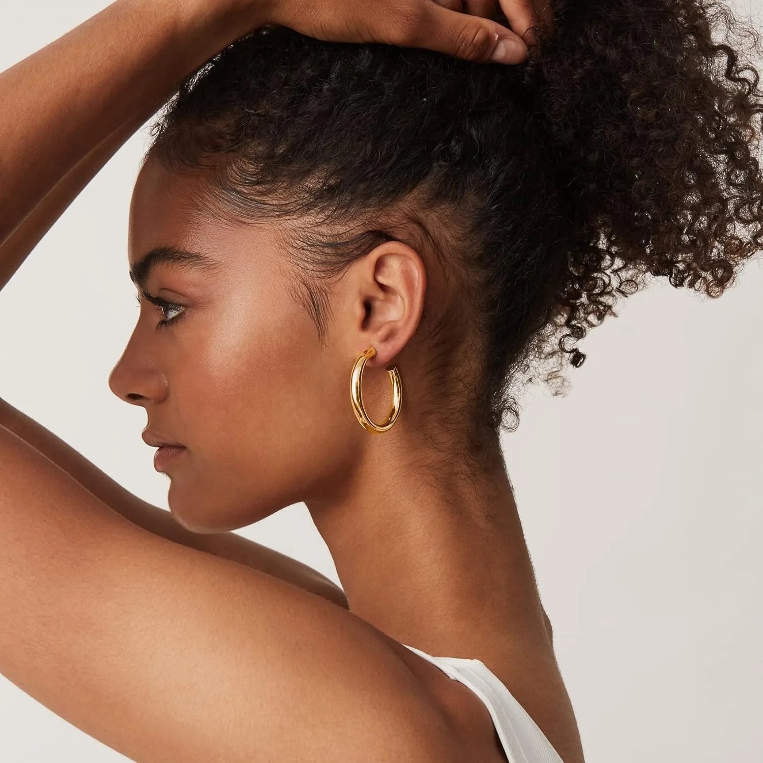 Brincos de argola abertos leves banhados a ouro 14K para mulheres, presente para mulheres, brincos de argola de ouro da moda, brincos de argola de prata