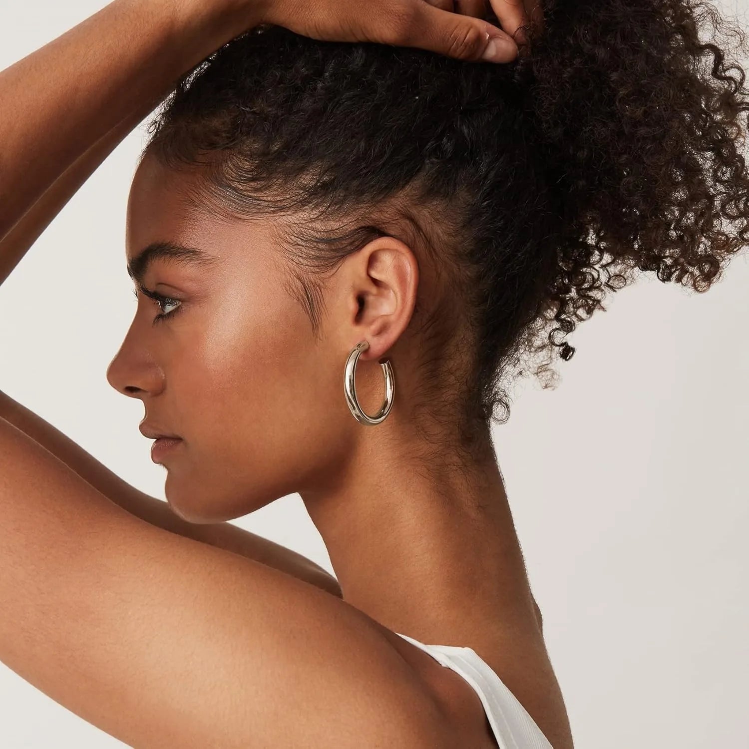 Brincos de argola abertos leves banhados a ouro 14K para mulheres, presente para mulheres, brincos de argola de ouro da moda, brincos de argola de prata