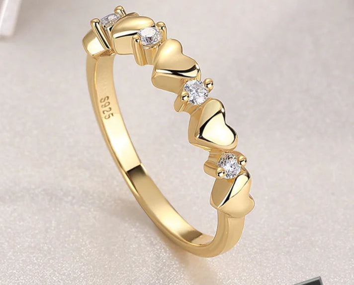 Anel de coração dourado de 2 mm com detalhes de moissanite brilhantes – prata esterlina S925 para um símbolo atemporal de amor e elegância